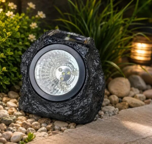 Solarna LED lampa kamen – dekoracija za baštu
